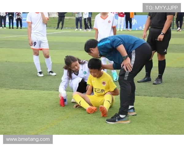 上海足球队在足球配合排行榜中荣登第六名展现团队实力与默契 上海足球队在足球配合排行榜中荣登第六名展现团队实力与默契