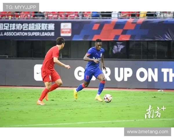 上海足球队比赛经验引发热议球迷对战术选择和球员表现展开激烈讨论